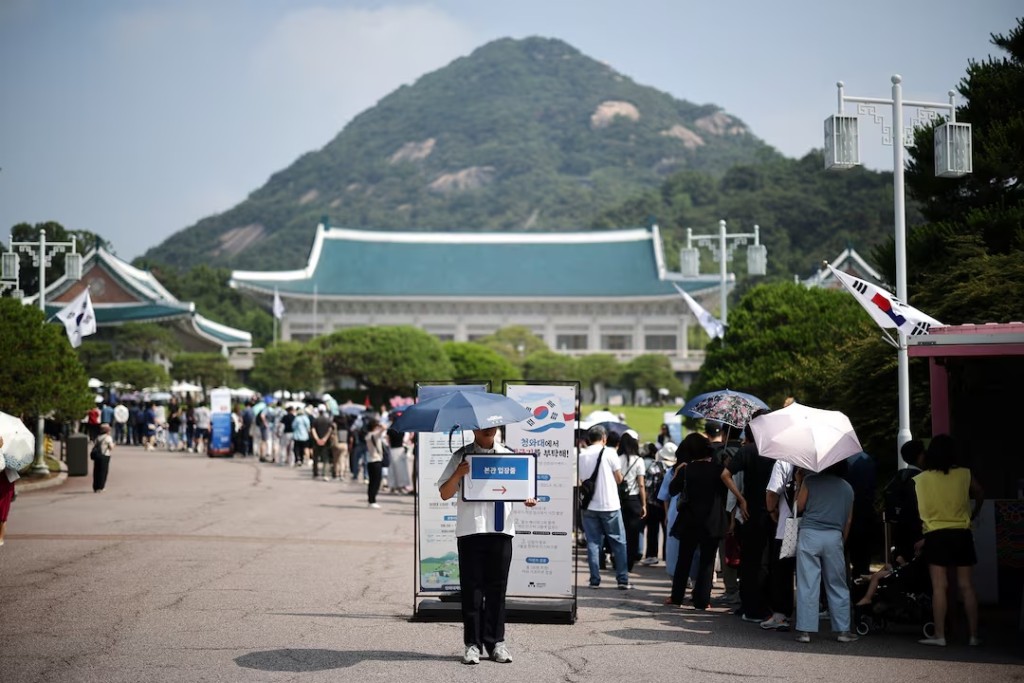  An employee leads people waiting in a line to get into the Blue House’s main building in Seoul, South Korea, June 18, 2025. REUTERS/Kim Hong-Ji