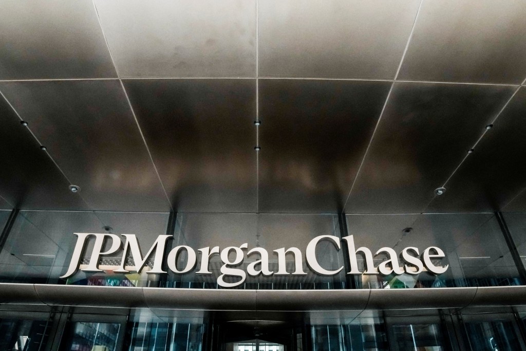 FILE PHOTO: The JPMorgan Chase & Co. logo in one of the headquarters??entrances in New York City, U.S., April 1, 2026. REUTERS/Eduardo Munoz/File Photo