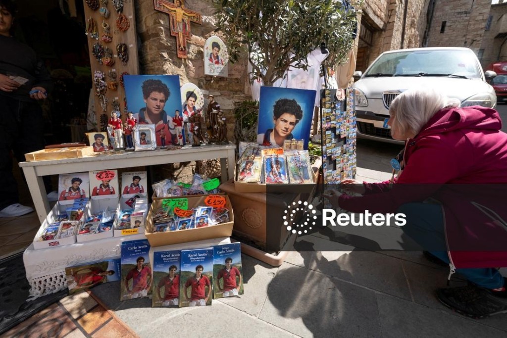 FILE PHOTO: Souvenirs of Carlo Acutis, who died of leukemia in 2006 aged 15, are displayed in a shop in Assisi, Italy, April 10, 2025. Pope Francis has cleared the way for Acutis to be the first saint of the millennial generation. REUTERS/Remo Casilli/File Photo