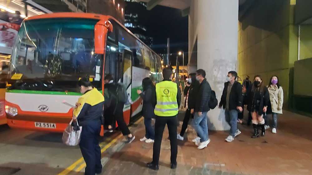 Citizens get onboard the free shuttle bus arranged by MTR. 