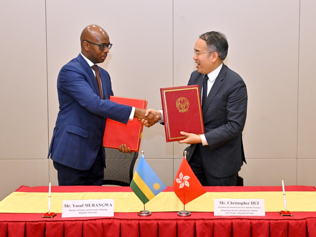 The Secretary for Financial Services and the Treasury, Christopher Hui (right), exchanges documents with the Minister of Finance and Economic Planning of Rwanda, Yusuf Murangwa (left), after signing a comprehensive avoidance of double taxation agreement October 9. Pic from the government