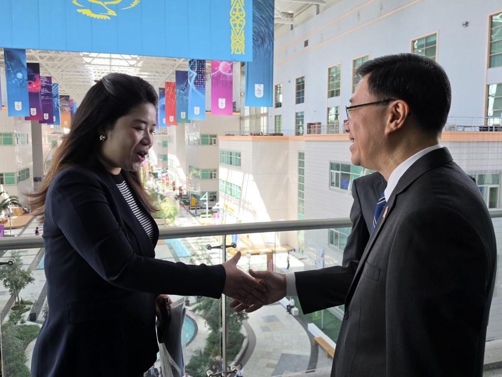 Lee shakes hands with Annie Ng