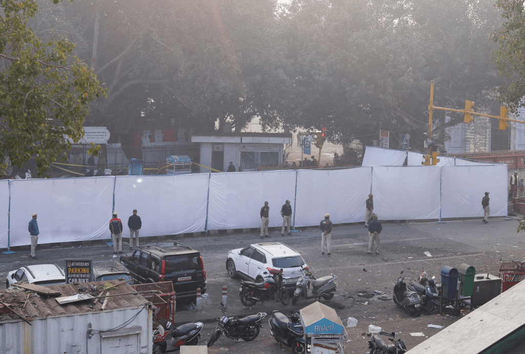 Police officers stand at the site of an explosion near the historic Red Fort in the old quarters of Delhi, India, November 11, 2025. REUTERS/Adnan Abidi 