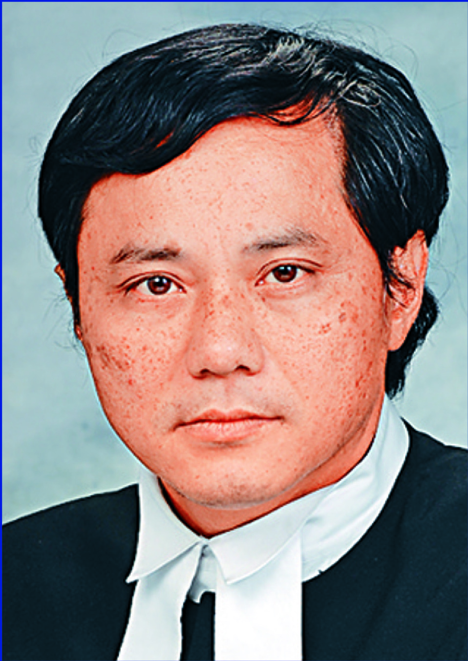 Judge bars yellow-masked lawyer from court