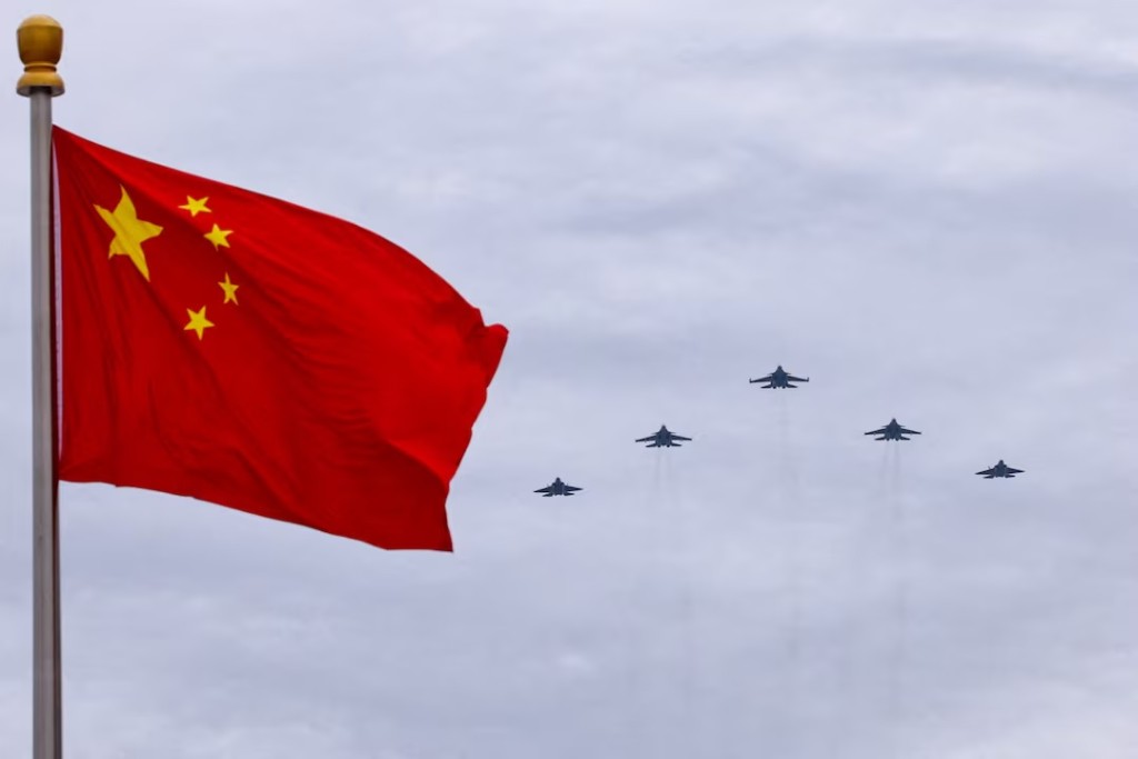 Shenyang J-16, Chengdu J-20 and Shenyang J-35 fighter jets fly in a formation past a Chinese national flag during a flyover rehearsal ahead of a military parade to mark the 80th anniversary of the end of World War Two, in Beijing, China, August 24, 2025. (REUTERS/Tingshu Wang/File Photo)