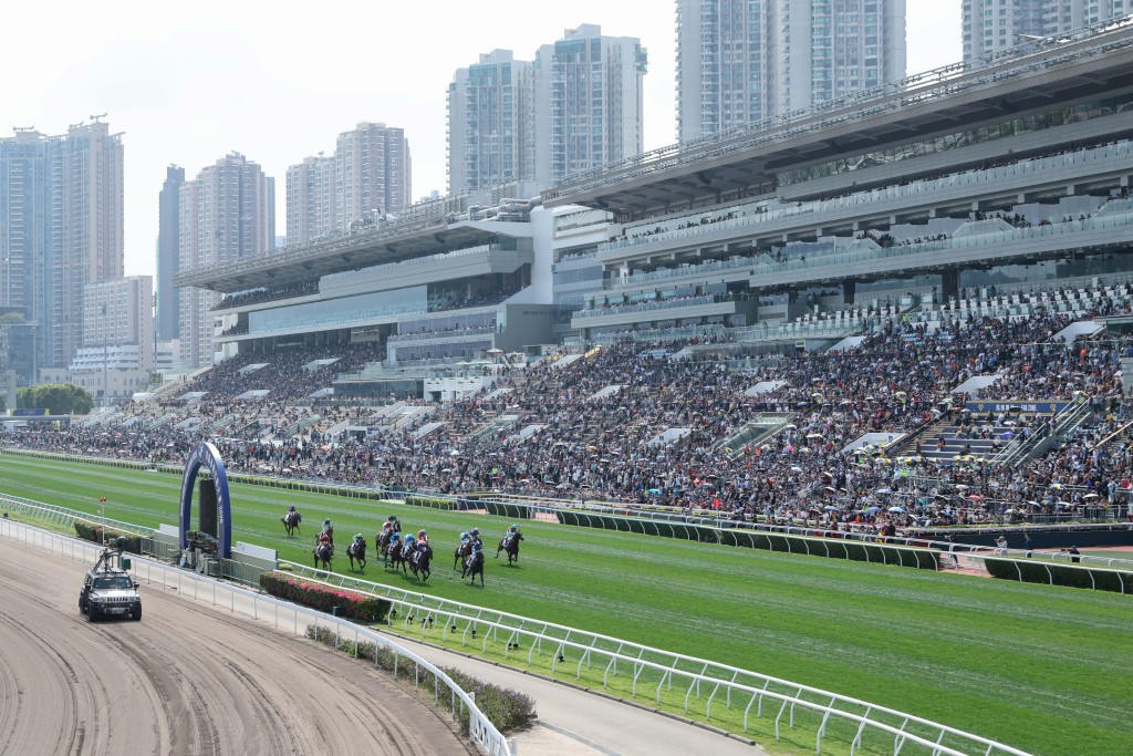 The Derby day crowd of more than 72,000, including more than 11,000 mainland and overseas tourists, was a record. HKJC