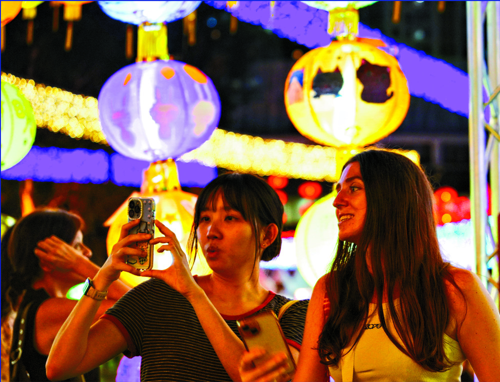 Lantern carnivals, mooncakes and a drone show, top, await visitors, some of whom break out their selfie attire early as mainlanders start their three-day Mid-Autumn Festival holiday. SING TAO Lantern carnivals, mooncakes and a drone show, top, await visitors, some of whom break out their selfie attire early as mainlanders start their three-day Mid-Autumn Festival holiday. SING TAO