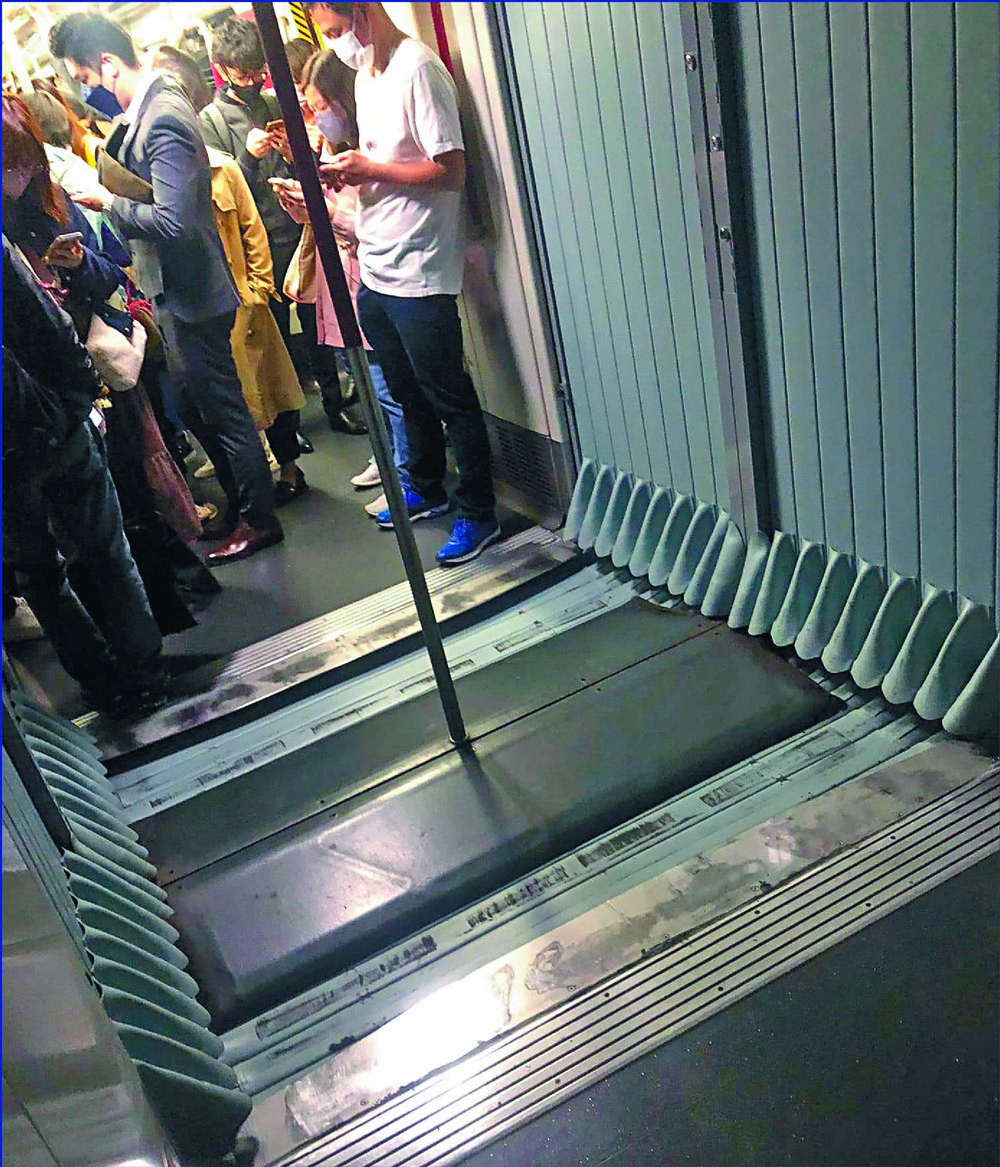 The covering on the gangway connecting the two carriages appears to be stretched. The covering on the gangway connecting the two carriages appears to be stretched.