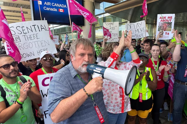 Mark Hancock, National President of the Canadian Union of Public Employees (CUPE), attends a picket line with striking Air Canada flight attendants amid a standoff with a government board that said the stoppage was unlawful, at Toronto Pearson International Airport in Mississauga, Ontario, Canada August 18, 2025. REUTERS/Kyaw Soe Oo 