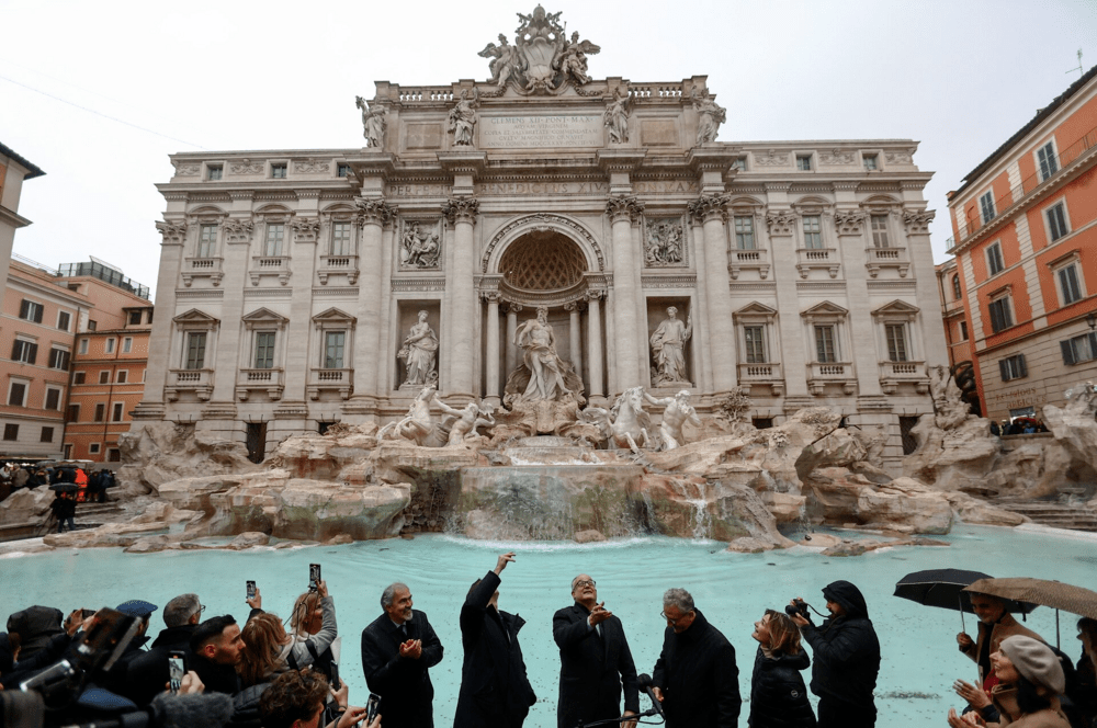 Rome's Mayor Roberto Gualtieri tosses a coin into the Trevi Fountain as it reopens to the public after maintenance work, in Rome, Italy, December 22, 2024. REUTERS/Yara Nardi Rome's Mayor Roberto Gualtieri tosses a coin into the Trevi Fountain as it reopens to the public after maintenance work, in Rome, Italy, December 22, 2024. REUTERS/Yara Nardi