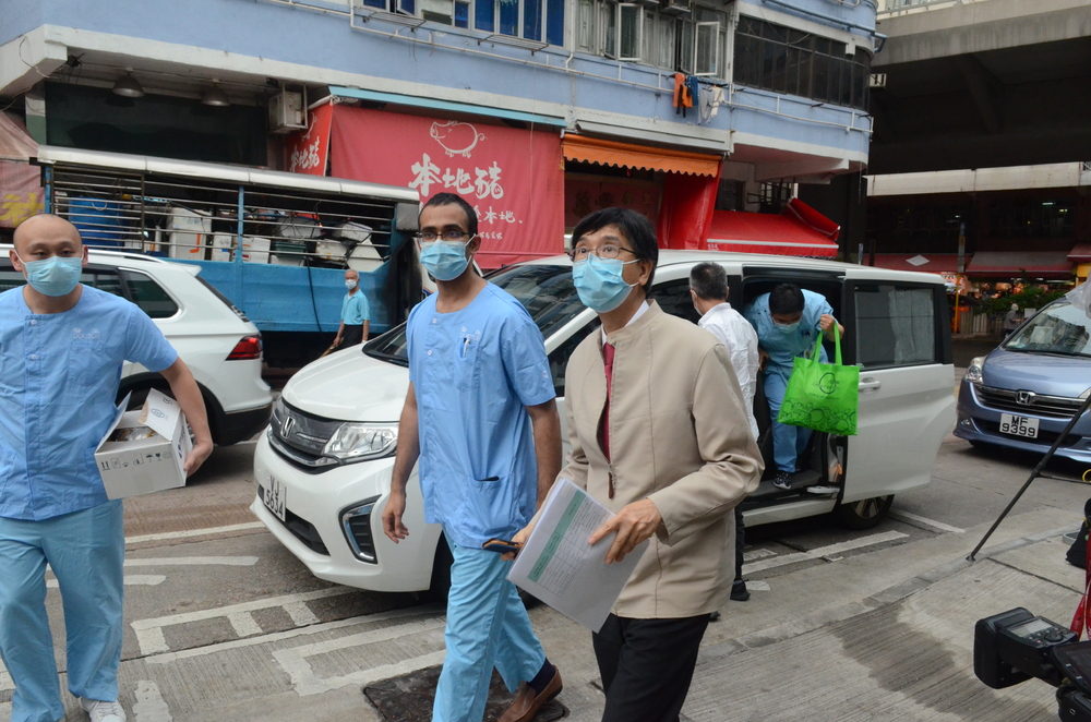 Yuen Kwok-yung, left and above right, leads the inspection of the Hung Hom and To Kwa Wan wet markets, where 12 vendors have fallen ill. SING TAO Yuen Kwok-yung, left and above right, leads the inspection of the Hung Hom and To Kwa Wan wet markets, where 12 vendors have fallen ill. SING TAO