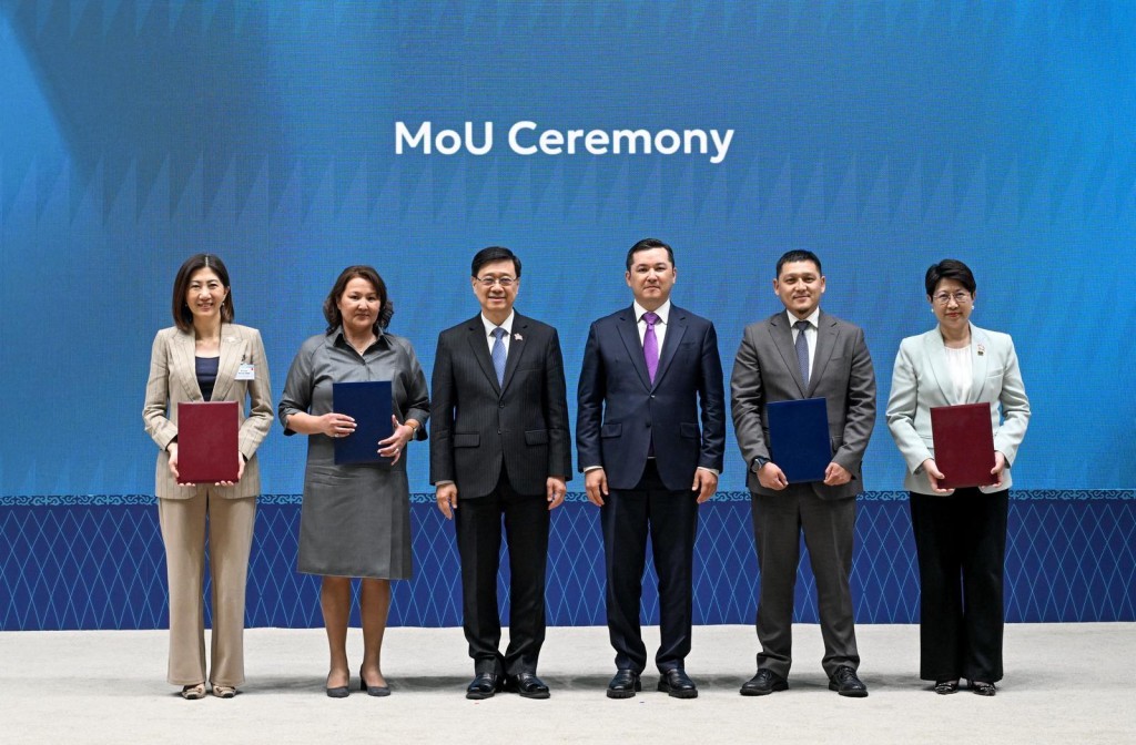 From left, Bonnie Chan, Assel Mukazhanova, Hong Kong Chief Executive, John Lee Ka-chiu, the Governor of the AIFC, Renat Bekturov, and Bakhtiyar Tleubekov. ISD.