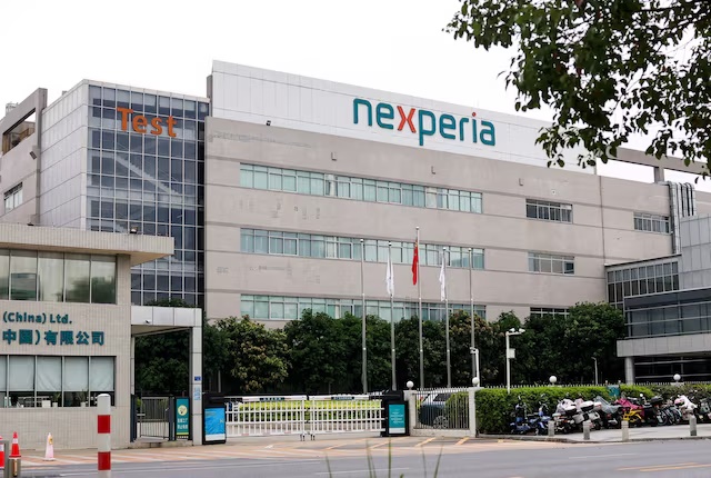 Bikes are parked next to Nexperia (China) Ltd's factory amidst a shortage of chip supply caused by a diplomatic standoff between China and Netherlands over the company, in Dongguan, Guangdong province, China, November 7, 2025. REUTERS/Maxim Shemetov/File Photo