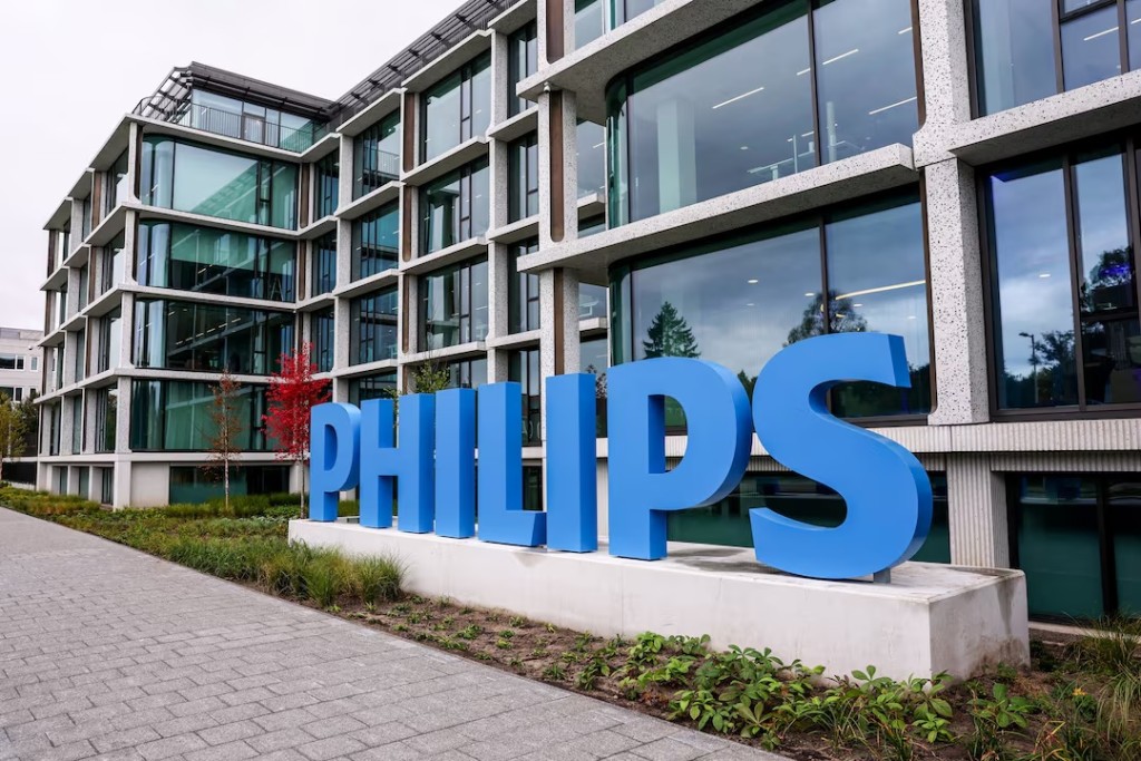  A Philips logo stands outside of the new global Philips Headquarters in Amsterdam, Netherlands, October 16, 2025. REUTERS/Piroschka van de Wouw/File Photo 
