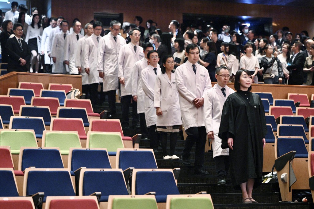 Led by the Dean and professors of the Faculty of Medicine, the new cohort of HKU medical students entered the hall to participate in the White Coat Ceremony.
