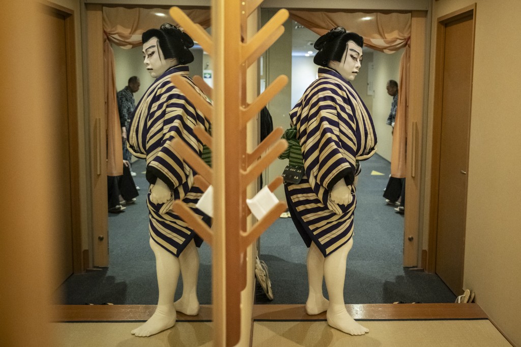 Photo by YUICHI YAMAZAKI / AFP  This picture taken on April 13, 2026 shows kabuki actor Tanenosuke Nakamura leaving his dressing room for his performance at the Kabuki-za Theatre in Tokyo.