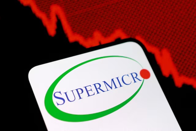 The Super Micro logo and a decreasing stock graph are seen in this illustration taken August 3, 2025. REUTERS/Dado Ruvic/Illustration/File Photo