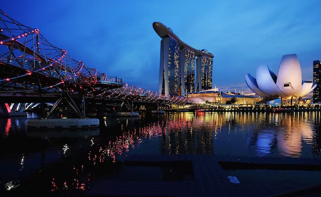 The Helix Bridge is seen next to the Marina Bay Sands integrated resort, during dusk in the central business district of Singapore, November 13, 2018. REUTERS/Kevin Lam 