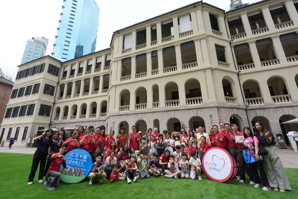 Winfried Engelbrecht-Bresges, Chief Executive Officer of The Hong Kong Jockey Club (1st right) and volunteers guide underprivileged families in creating soft pastel artworks. Winfried Engelbrecht-Bresges, Chief Executive Officer of The Hong Kong Jockey Club (1st right) and volunteers guide underprivileged families in creating soft pastel artworks.