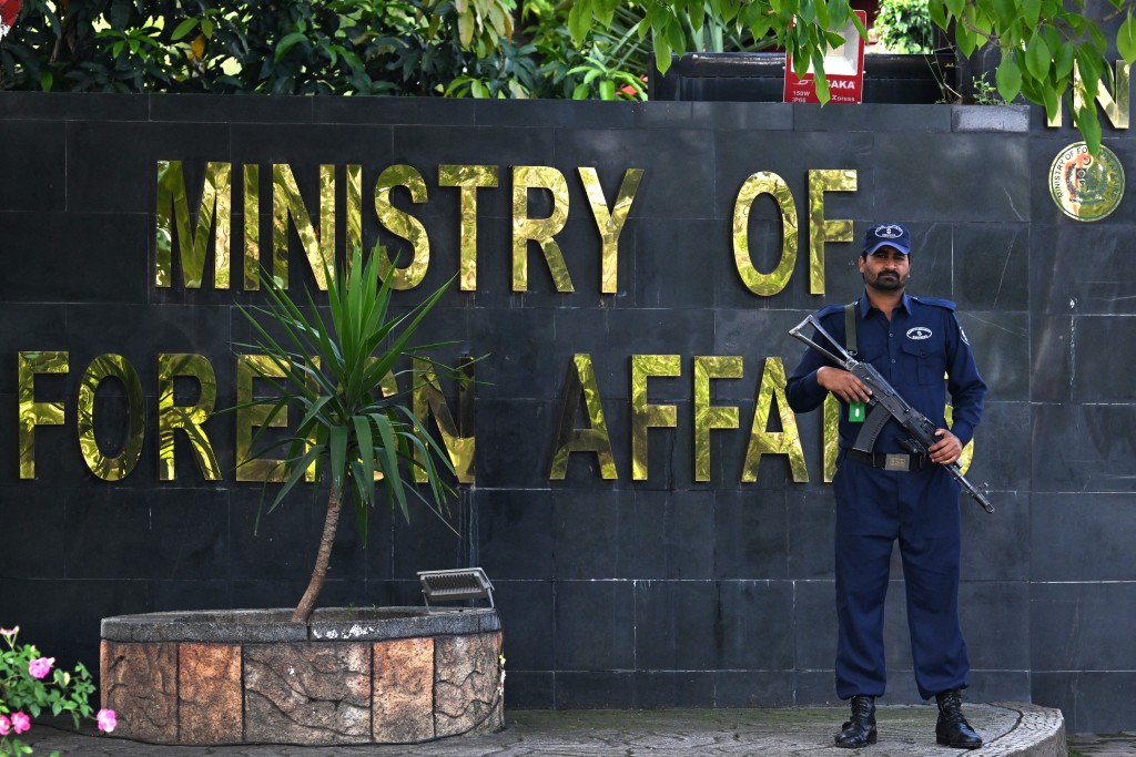 Photo by AAMIR QURESHI / AFP  A security personnel stands guard outside the Foreign Ministry office in Islamabad on April 9, 2026.