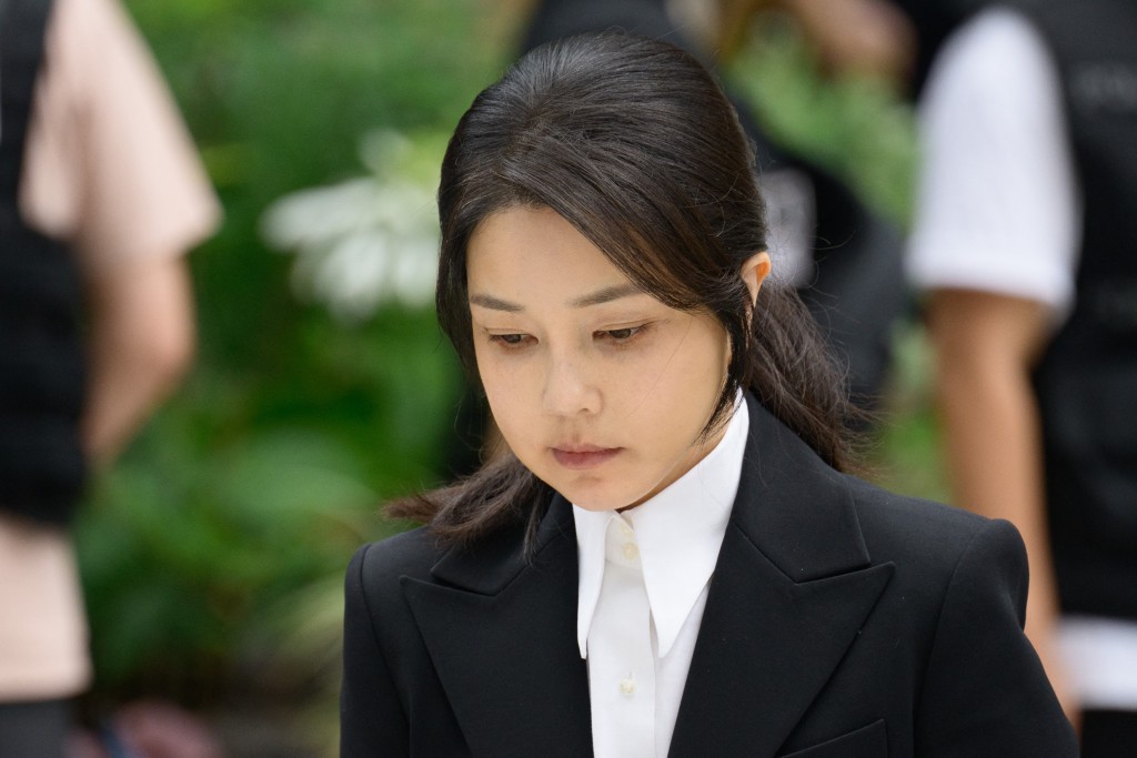 South Korea's former first lady Kim Keon Hee, wife of impeached former president Yoon Suk Yeol, arrives at the special prosecutor's office in Seoul on August 6, 2025. South Korea's former first lady Kim Keon Hee appeared for questioning by prosecutors on August 6 over a litany of allegations, including stock manipulation and bribery. (Photo by ANTHONY WALLACE / AFP