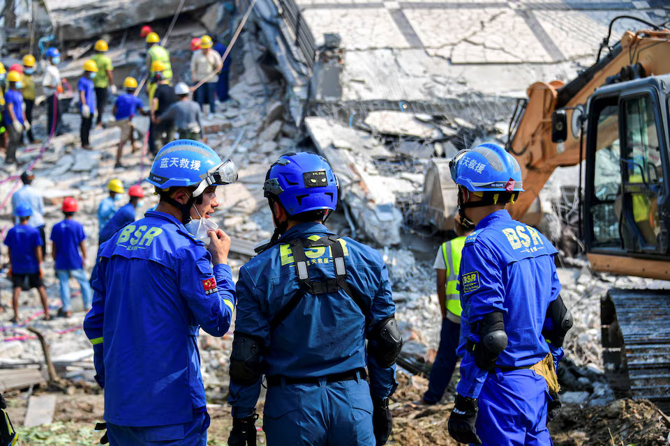 Chinese rescue workers stand at the site of a collapsed building, in the aftermath of a strong earthquake, in Mandalay, Myanmar, March 31, 2025. REUTERS/Stringer Chinese rescue workers stand at the site of a collapsed building, in the aftermath of a strong earthquake, in Mandalay, Myanmar, March 31, 2025. REUTERS/Stringer