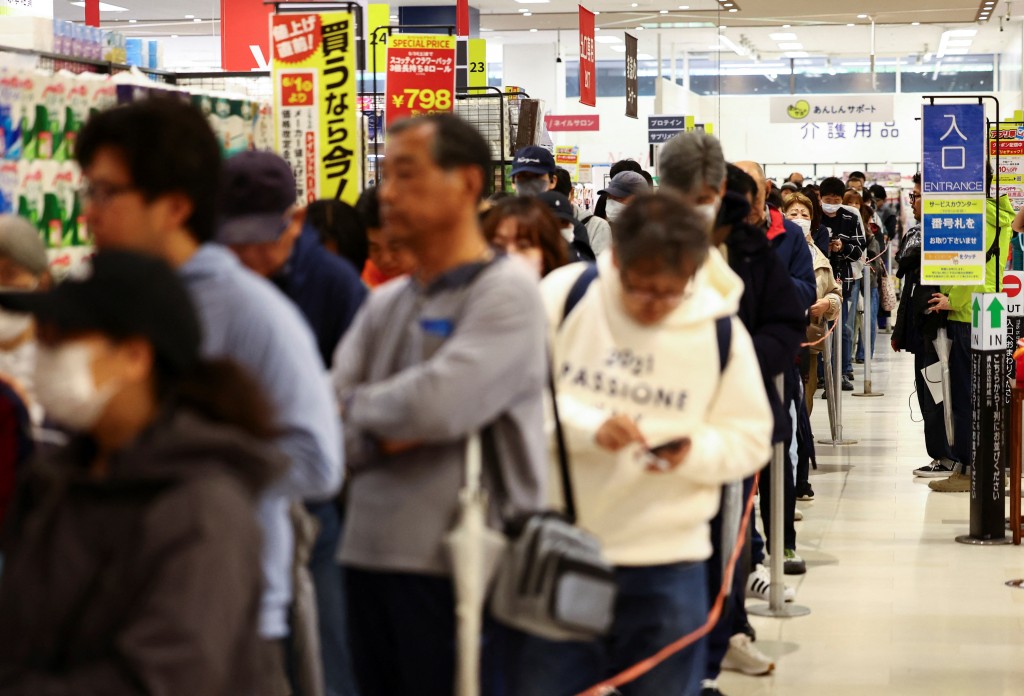 People stand in line as they buy government-stockpiled rice aiming at resolving persisting price rises sold at Ito-Yokado grocery store, a subsidiary of Seven & i Holdings, in Tokyo, Japan May 31, 2025.  REUTERS/Issei Kato