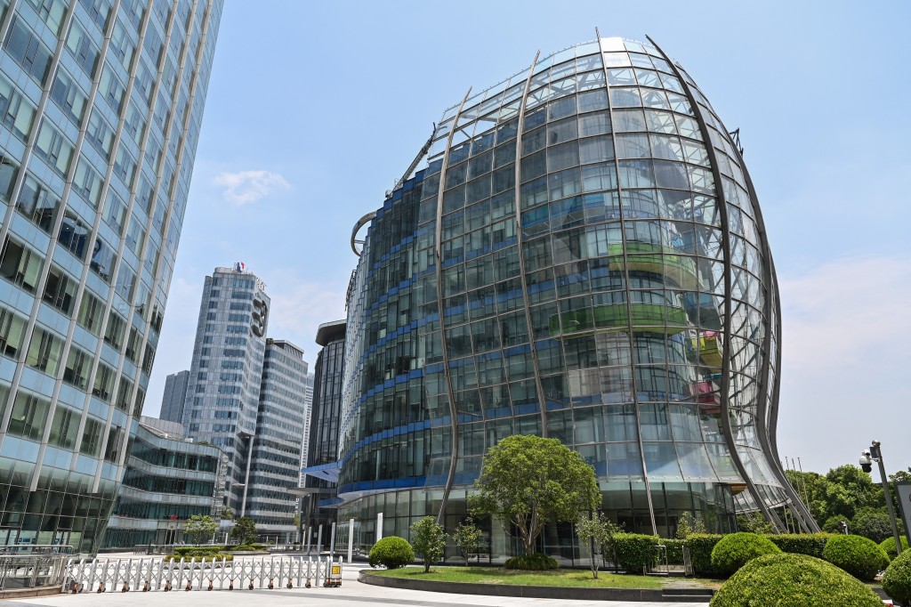 Photo by HECTOR RETAMAL / AFP  A general view of the unoccupied Evergrande Centre building in Shanghai on July 27, 2022.