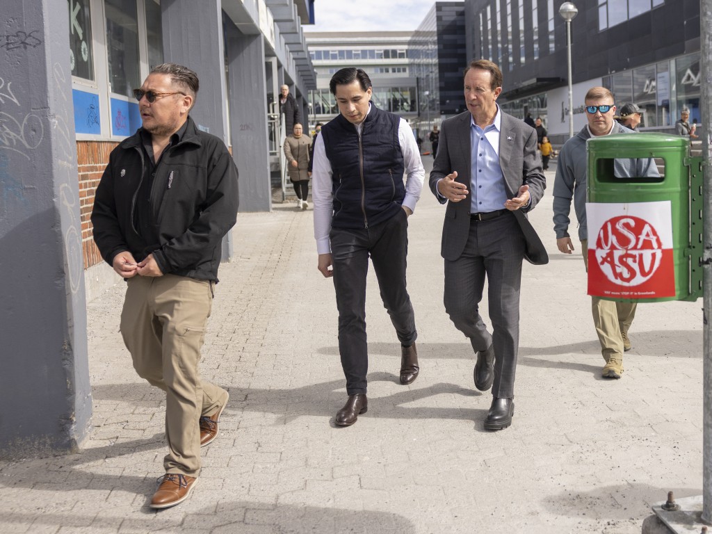 Photo by CHRISTIAN KLINDT SOELBECK / RITZAU SCANPIX / AFP  US special envoy to Greenland Republican Louisiana Governor Jeff Landry (C R) and Greenlandic mason and Trump supporter Joergen Boassen (C L) are pictured in Nuuk, Greenland, on May 20, 2026, on the sidelines of the Future Greenland business fair.