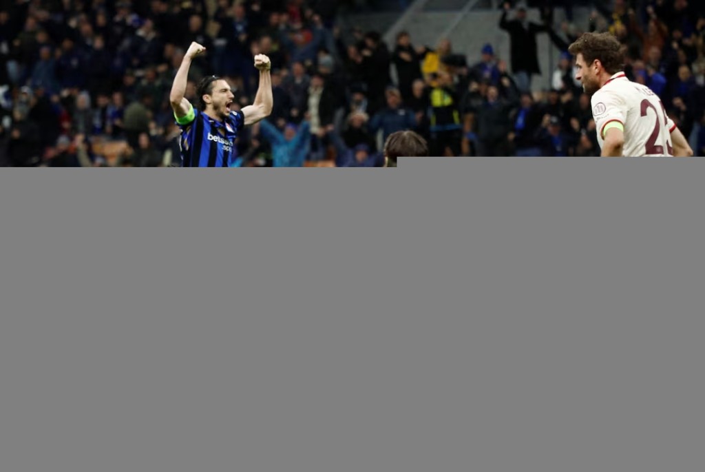 Inter Milan's Francesco Acerbi and Yann Sommer celebrate after the match. (Reuters)