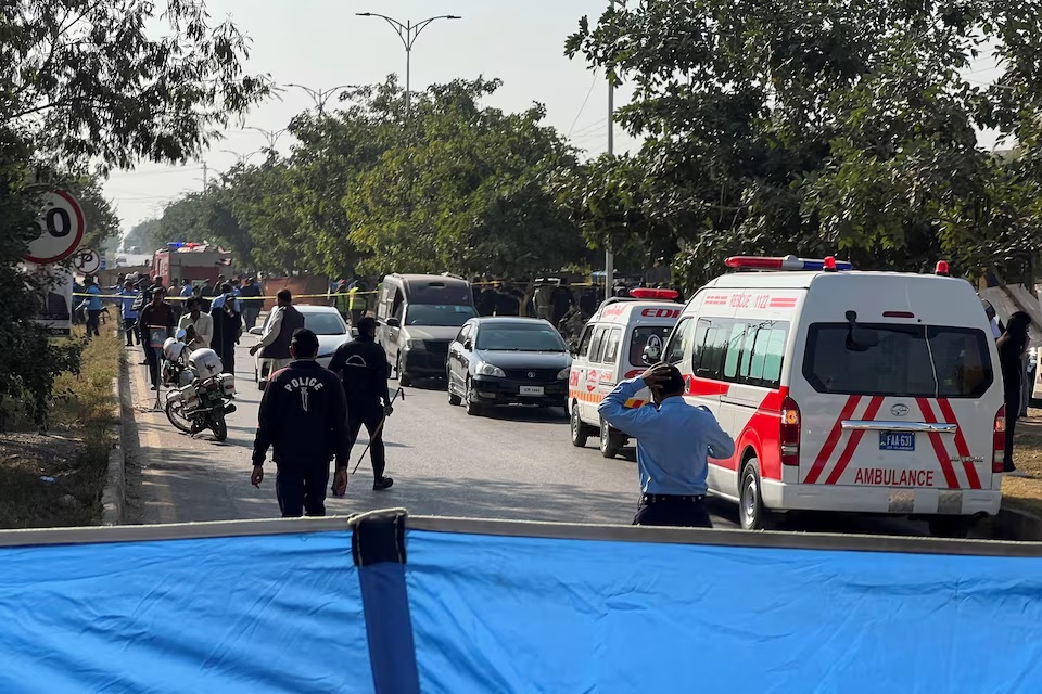 Police officers and ambulances on the road, that is cordoned off, after a blast outside a court building in Islamabad, Pakistan November 11, 2025. REUTERS/Salahuddin