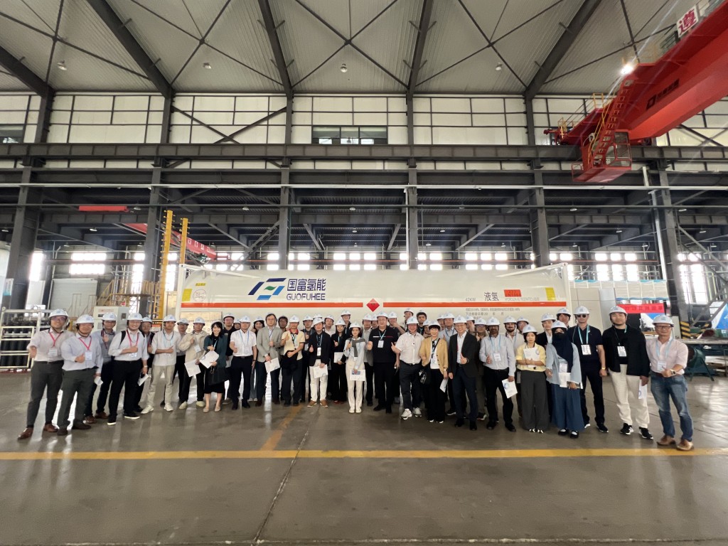 The delegation at the Guofu Hydrogen factory