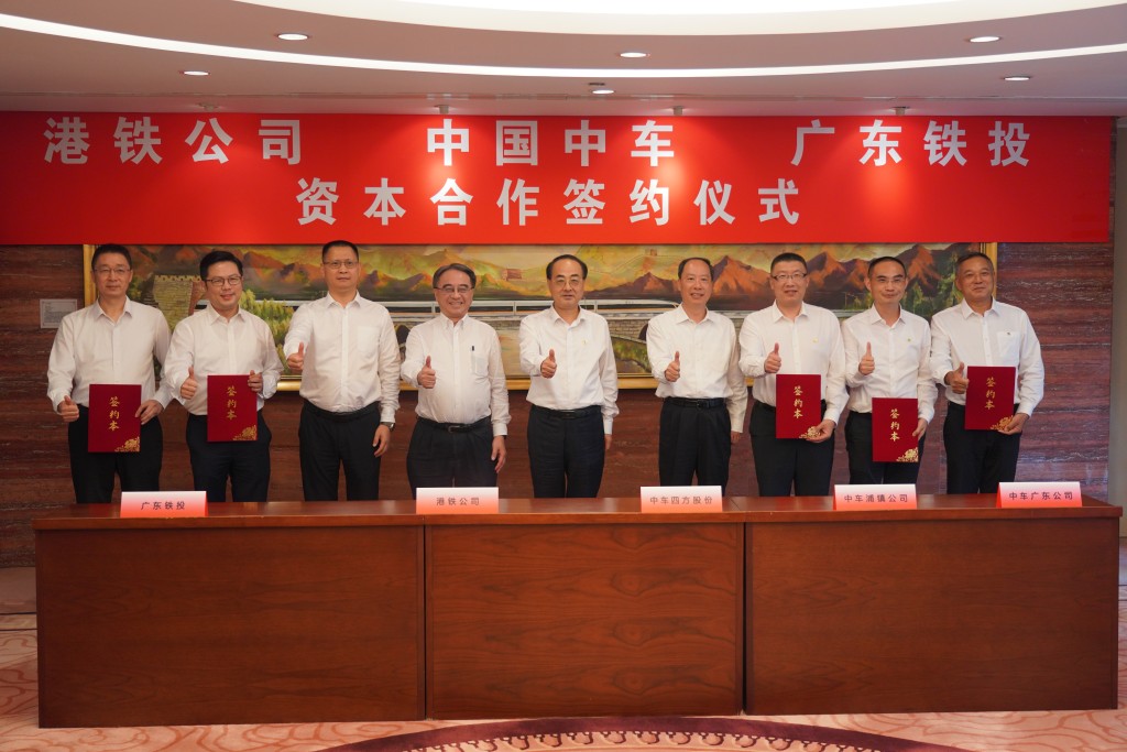 Jacob Kam Chak-pui, chief executive of MTR Corporation (fourth from left), and Sammy Wong Kwan-wai, mainland China business director (second from left), attended the Capital Cooperation Signing Ceremony held in Beijing.