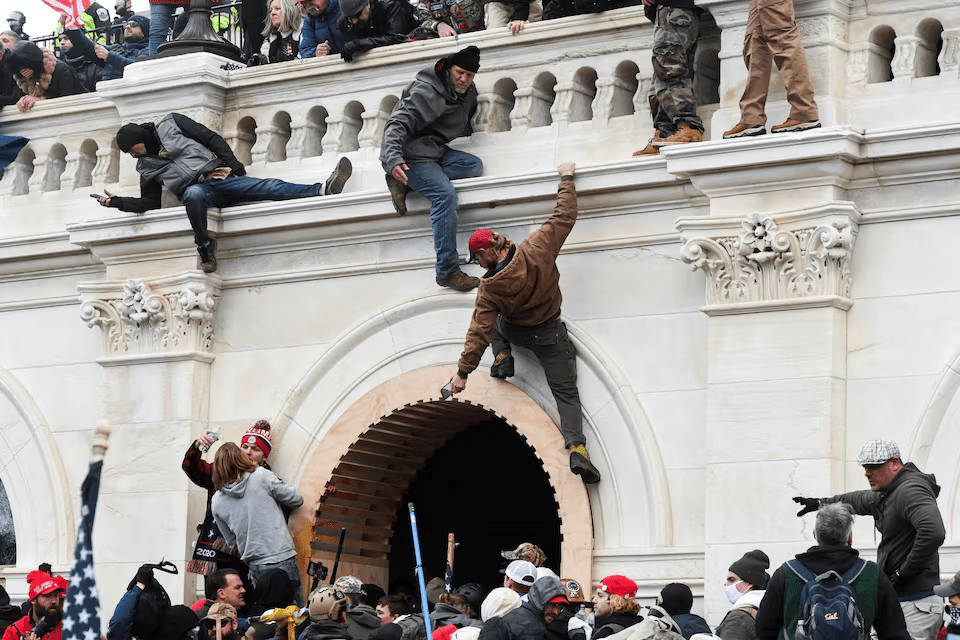  Supporters of U.S. President Donald Trump climb on walls at the U.S. Capitol during a protest against the certification of the 2020 U.S. presidential election results by Congress, in Washington, January 6, 2021. REUTERS/Stephanie Keith