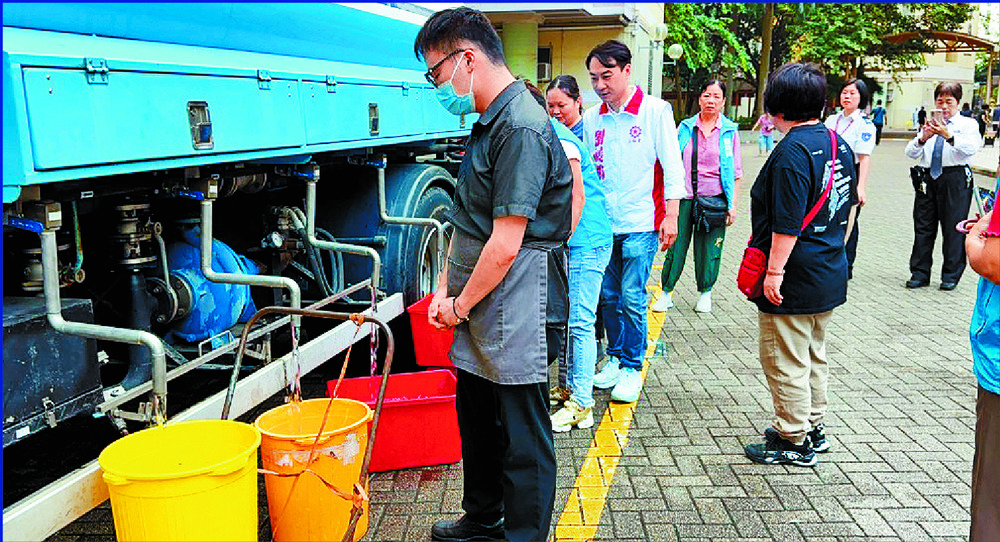 Tung Chung residents queue up for water while a leak is repaired. SING TAO Tung Chung residents queue up for water while a leak is repaired. SING TAO