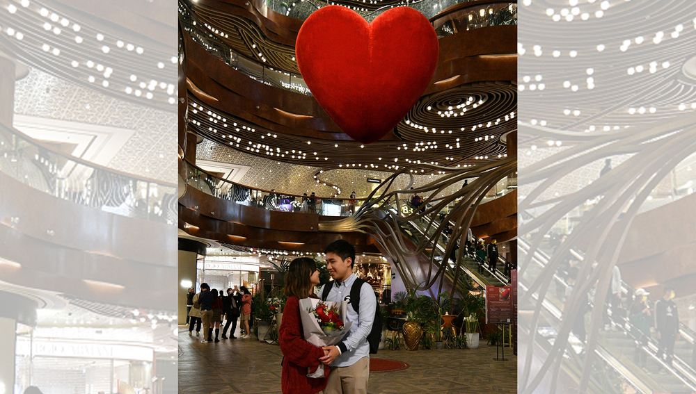 A couple with flowers have their picture taken at a mall. Furious customers of an online florist said they had been duped and started a Facebook page seeking evidence. SING TAO A couple with flowers have their picture taken at a mall. Furious customers of an online florist said they had been duped and started a Facebook page seeking evidence. SING TAO