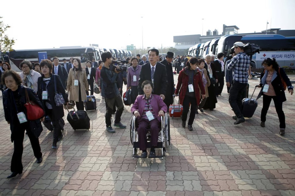 South Korean participants for a reunion arrive at the South's CIQ (Customs, Immigration and Quarantine), just south of the DMZ in Goseong, South Korea, October 20, 2015. REUTERS/Kim Hong-Ji 