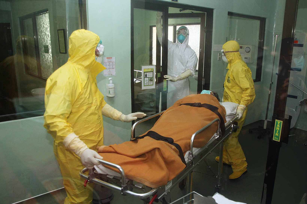 Health workers take part in an exercise in handling a suspected patient at Sanglah Hopital in Denpasar, Bali, on Wednesday, February 12. Two Chinese patients are being treated in the isolation room of the hospital. Health workers take part in an exercise in handling a suspected patient at Sanglah Hopital in Denpasar, Bali, on Wednesday, February 12. Two Chinese patients are being treated in the isolation room of the hospital.