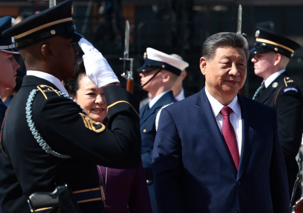 China's President Xi Jinping and his wife Peng Liyuan walk past a US military honor guard on their way to board an Air China plane upon departure from Joint Base Andrews in Maryland on September 25, 2026. (Photo by Evelyn Hockstein / POOL / AFP)