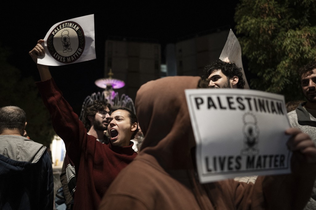 Photo by JEWEL SAMAD / AFP Protesters take part in an anti-government demonstration calling for an end to the war in Gaza near the prime minister's residence in Jerusalem on October 28, 2026, a day after Israel's legislative election.