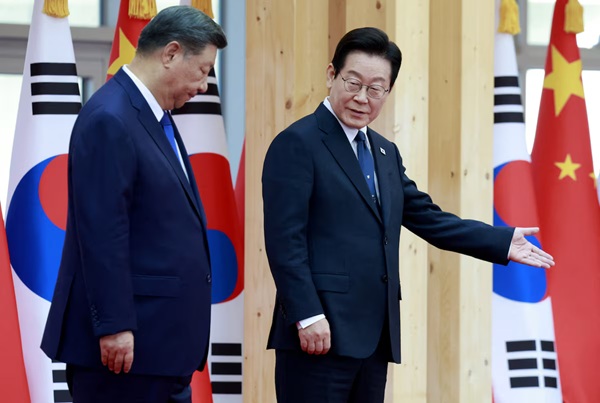 China’s President Xi Jinping is greeted by South Korea’s President Lee Jae Myung during their meeting in Gyeongju, South Korea, November 1, 2025. Yonhap via REUTERS