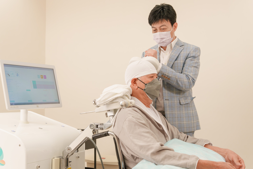 Clinical Neuroscience Centre of CUHKMC has introduced various advanced equipment for treatment. Transcranial magnetic stimulation (TMS) can promote neurological recovery.