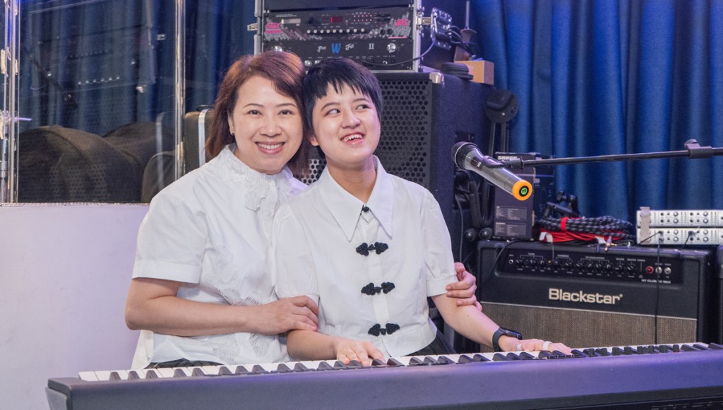 Casy Chan (left) and Hailey Fong (right)