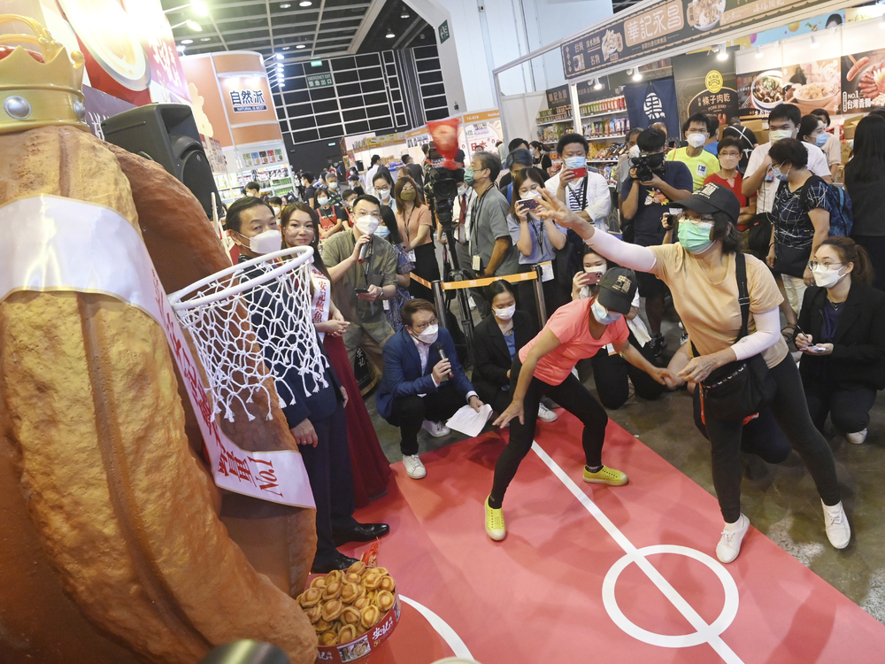 A pair try their luck in the abalone game at the expo, which attracted a full house on opening day, even though visitors are not allowed to taste samples in the venue. SING TAO A pair try their luck in the abalone game at the expo, which attracted a full house on opening day, even though visitors are not allowed to taste samples in the venue. SING TAO
