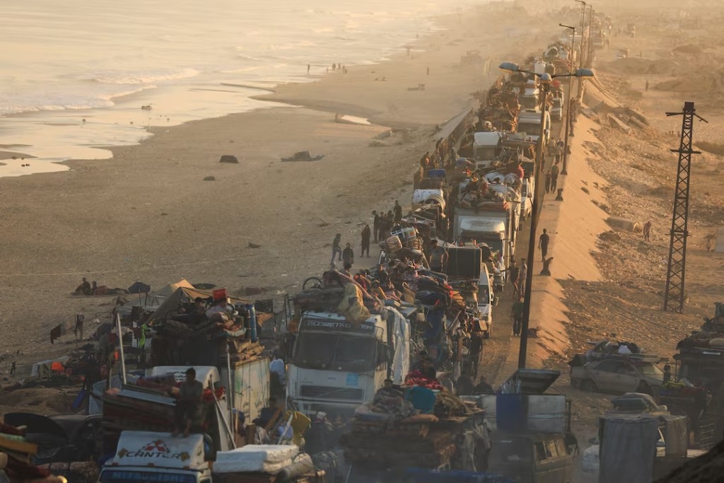 Displaced Palestinians, fleeing northern Gaza due to an Israeli military operation, move southward after Israeli forces ordered residents of Gaza City to evacuate to the south, in the central Gaza Strip, September 18, 2025. REUTERS/Dawoud Abu Alkas