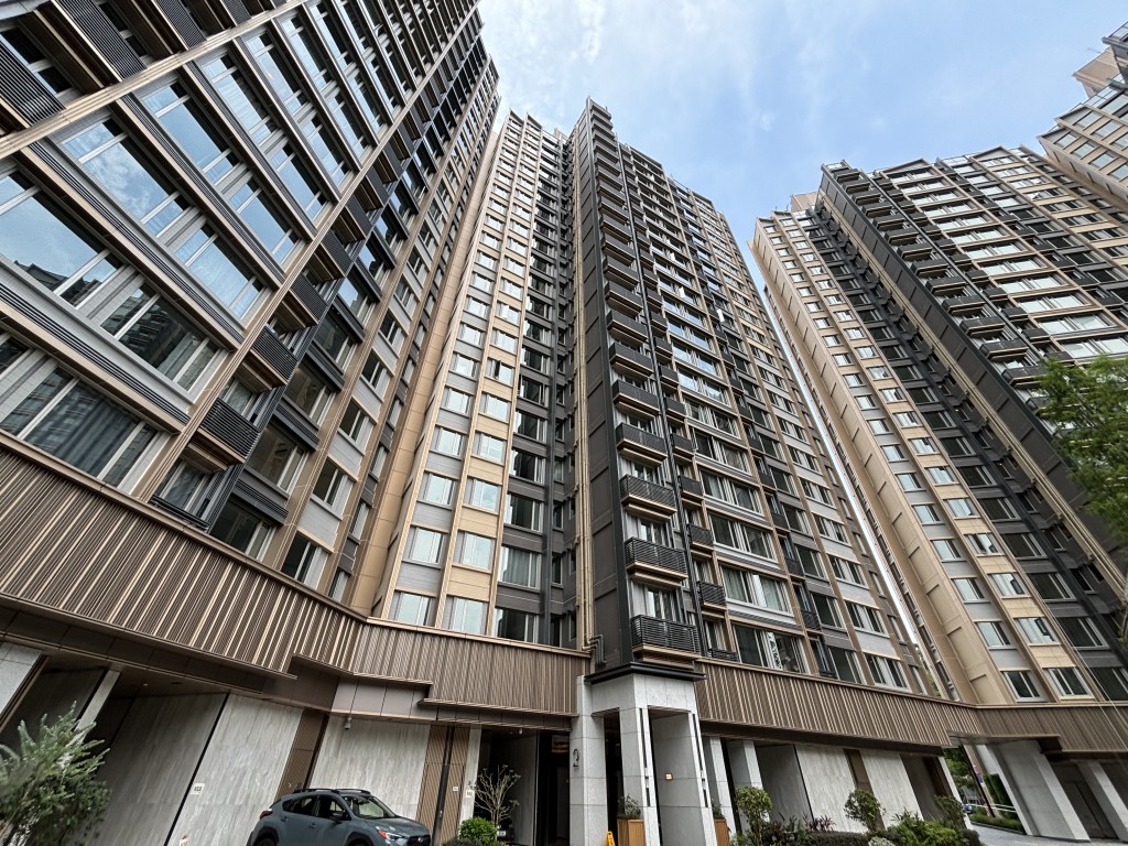 Grand Jete. Photo by Sing Tao