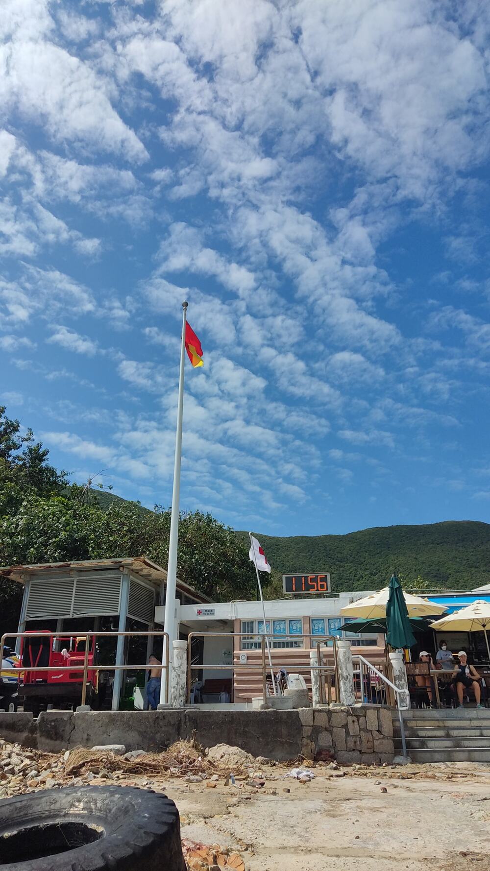 Red flag was hoisted at Big Wave Bay on Sunday afternoon (Picture by Albert Susana on Facebook) Red flag was hoisted at Big Wave Bay on Sunday afternoon (Picture by Albert Susana on Facebook)