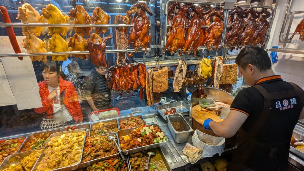 Lee adopted a “dual-track” strategy from day one at his first Kwun Tong branch. By featuring a dedicated station with hanging siu mei where chefs chop meat on-site, he has successfully carved a niche in a cut-throat market, drawing long queues during every meal rush. Lee adopted a “dual-track” strategy from day one at his first Kwun Tong branch. By featuring a dedicated station with hanging siu mei where chefs chop meat on-site, he has successfully carved a niche in a cut-throat market, drawing long queues during every meal rush.