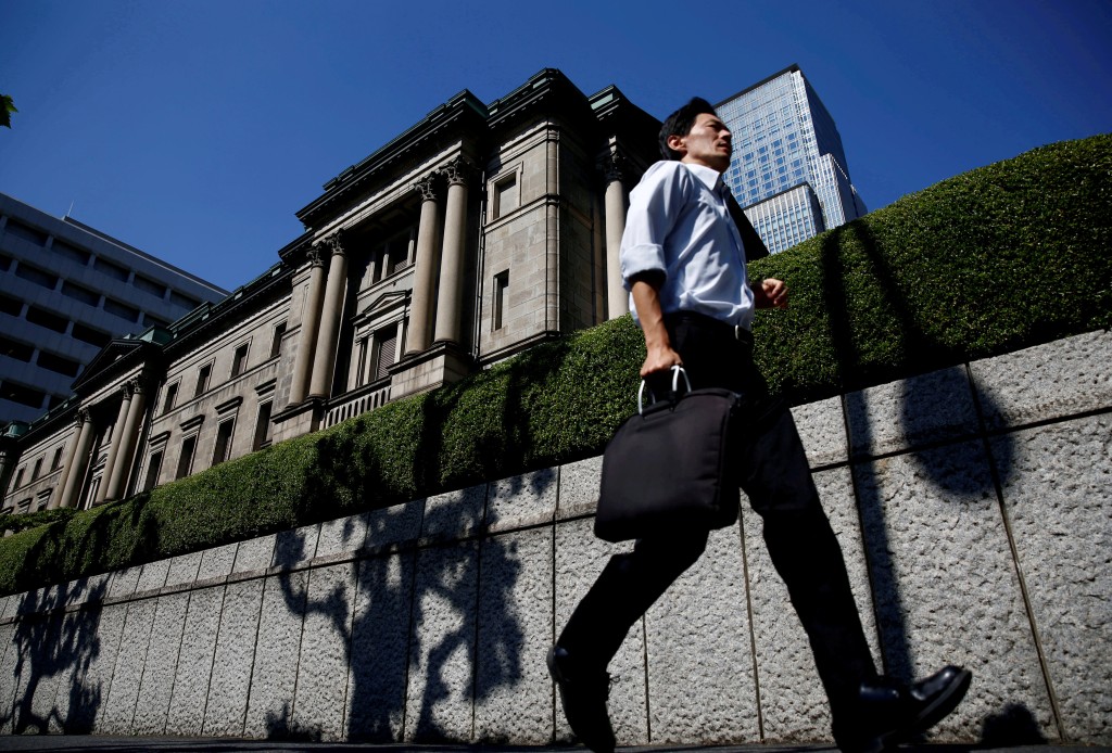 A man runs past the Bank of Japan (BOJ) building in Tokyo, Japan, July 29, 2016.   REUTERS/Kim Kyung-Hoon/File Photo GLOBAL BUSINESS WEEK AHEAD