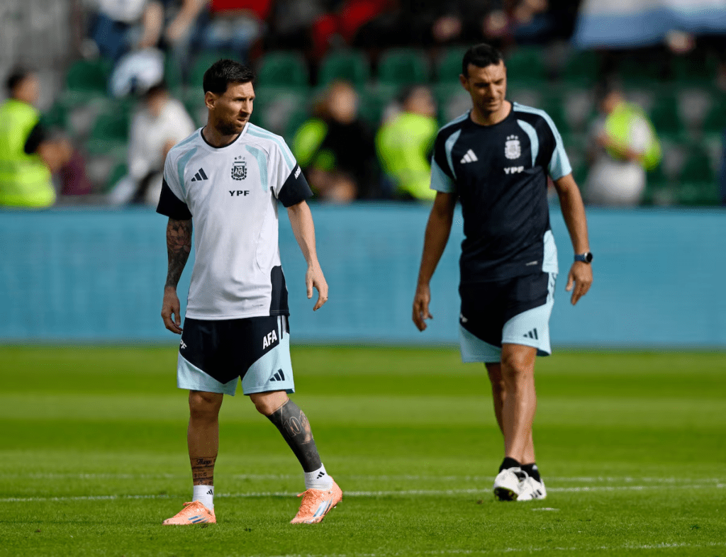 File Photo: Soccer Football - International Friendly - Argentina Training - Estadio Manuel Martinez Valero, Elche, Spain - November 13, 2025 Argentina's Lionel Messi with coach Lionel Scaloni during training REUTERS/Pablo Morano/File Photo/File Photo